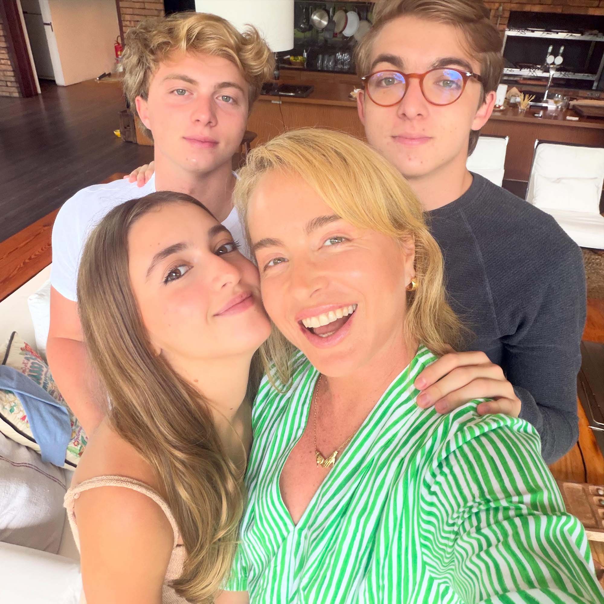 Angélica com os três filhos: Benício, Joaquim e Eva - Foto: Reprodução / Instagram