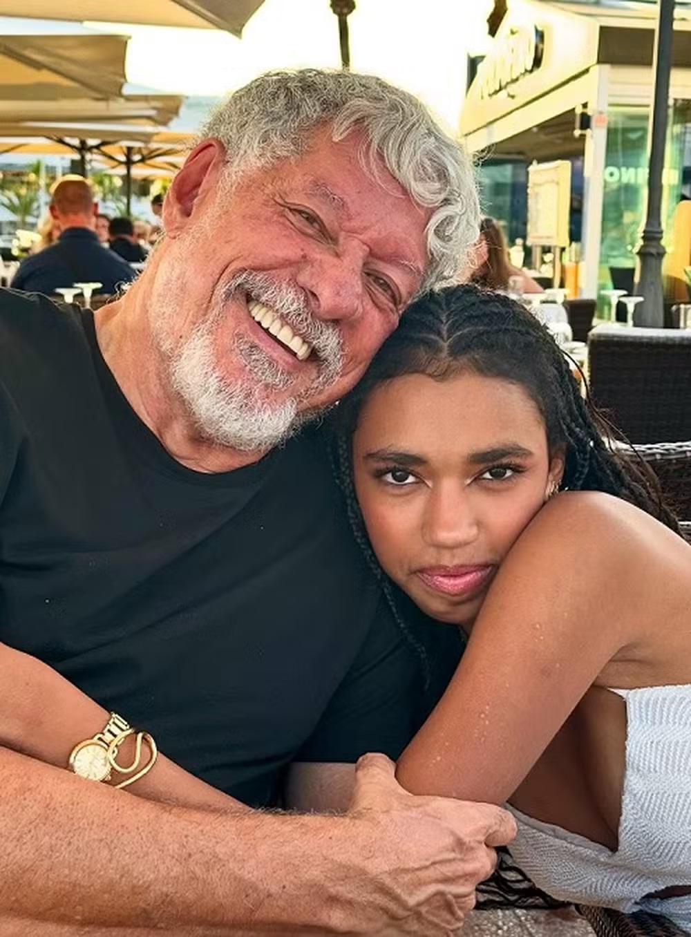 Antonia Grassi com o pai, Antonio Grassi, e em seu show no Rio — Foto: reprodução/ instagram