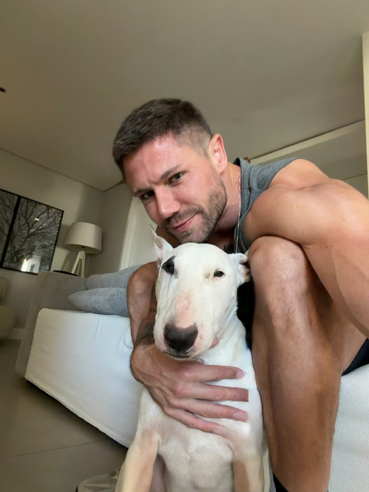 Jonas Sulzbach na sala de seu apartamento - Foto: Reprodução / Instagram @jonassulzbach