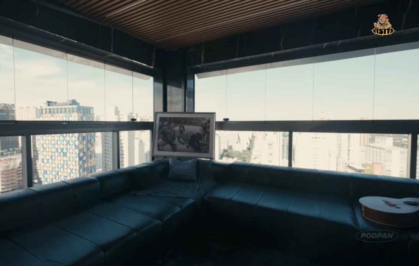 Sala da cobertura de Tierry em SP - Foto: Reprodução / YouTube / Podpah TV