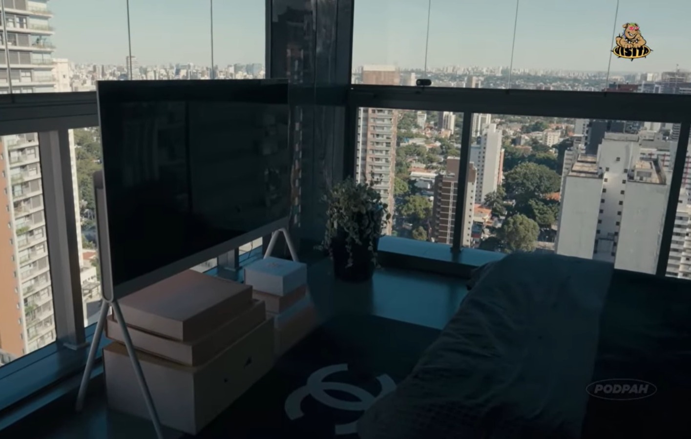Quarto da cobertura de Tierry em SP - Foto: Reprodução / YouTube / Podpah TV