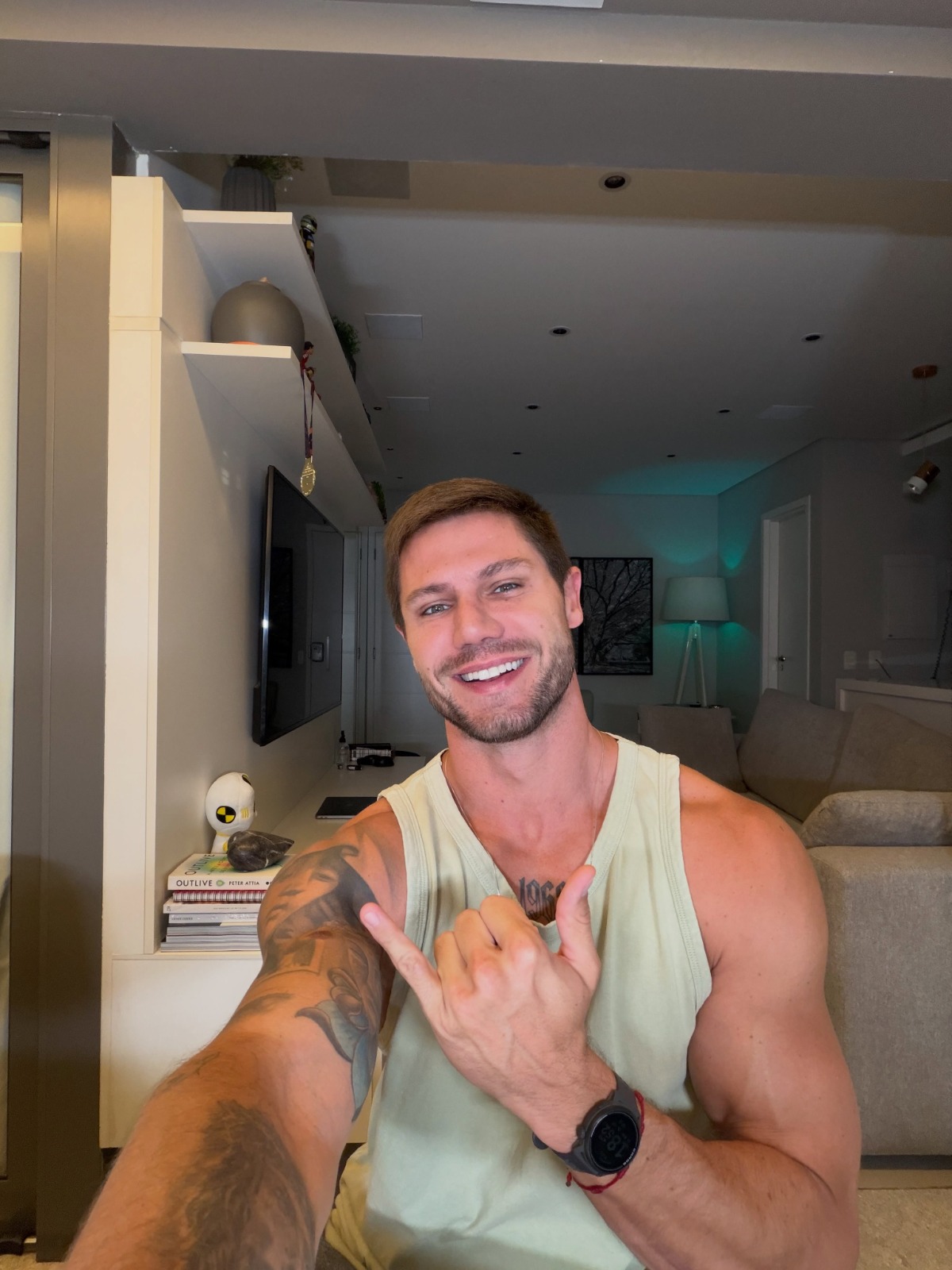 Jonas Sulzbach na sala de seu apartamento - Foto: Reprodução / Instagram @jonassulzbach