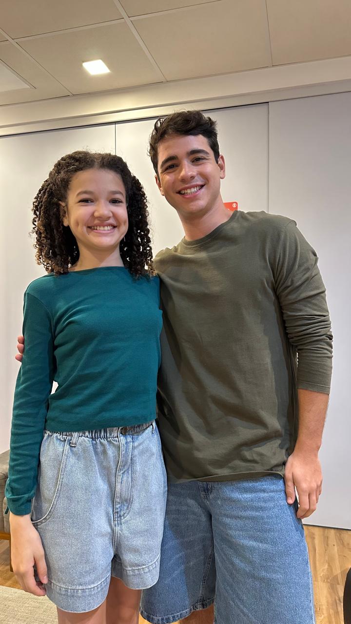 João Victor Gonçalves e Arlyane Carvalho nos bastidores de em ‘Quem Ama Cuida’ - Foto: Reprodução