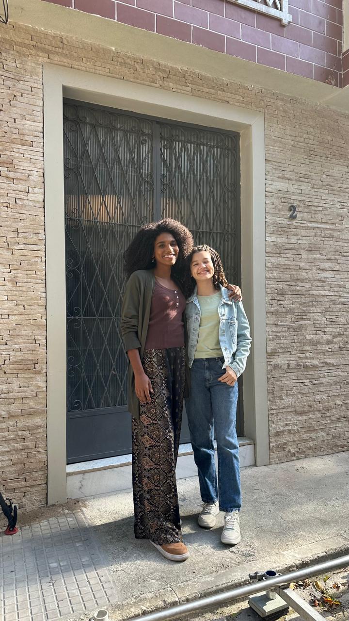 Mariana Sena e Dafne nos bastidores de em ‘Quem Ama Cuida’ - Foto: Reprodução