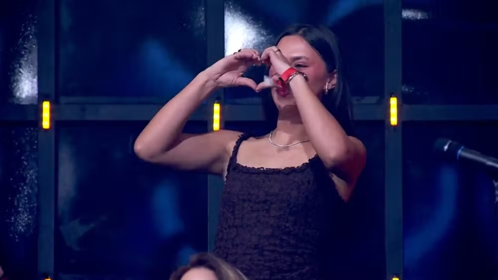 Byanca Gabarron mandando coração para Livinho no Dança dos Famosos 2026 — Foto: Reprodução: Globoplay