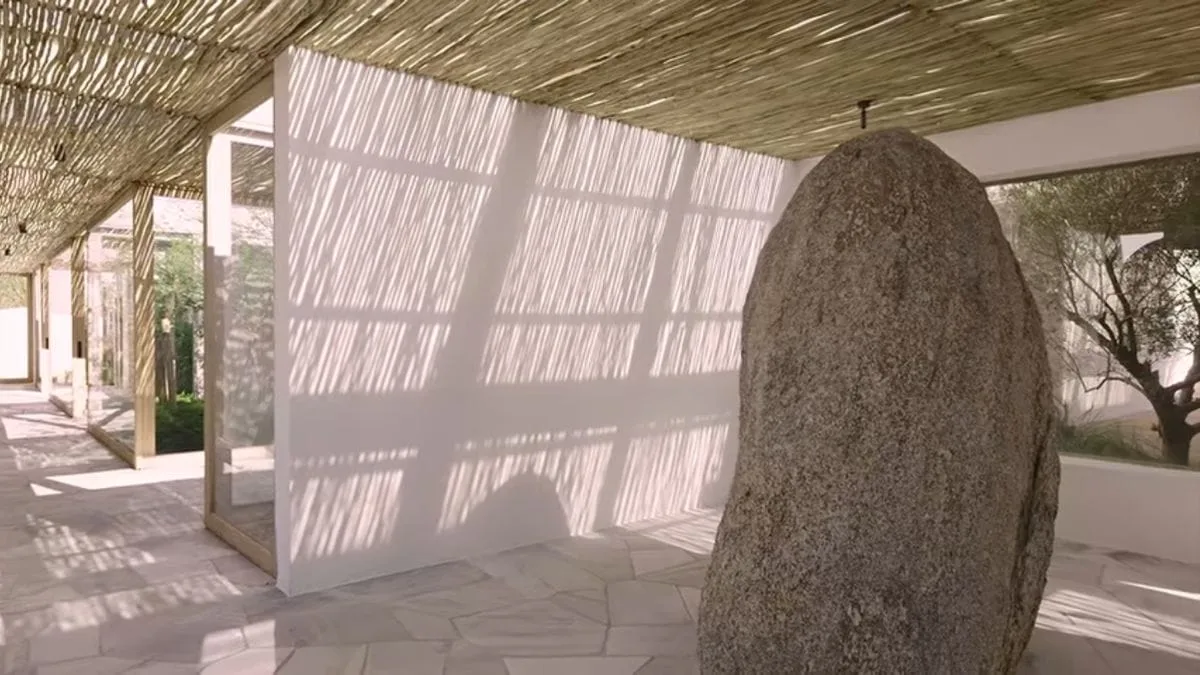 Pedra dedicada a Xangô já era parte do terreno da propriedade - Foto: Reprodução/YouTube/Casa Vogue