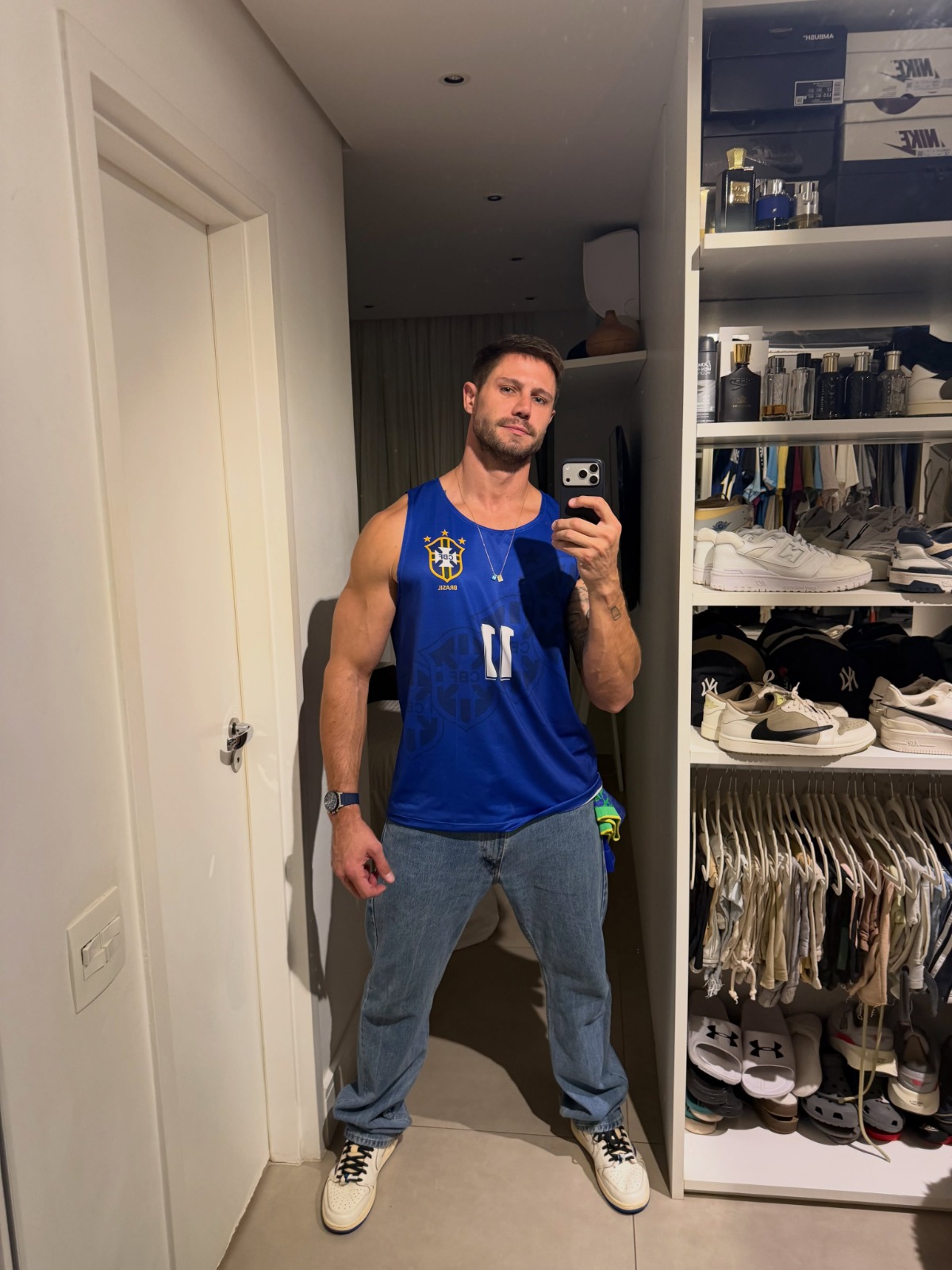 Jonas Sulzbach no closet de seu apartamento - Foto: Reprodução / Instagram @jonassulzbach