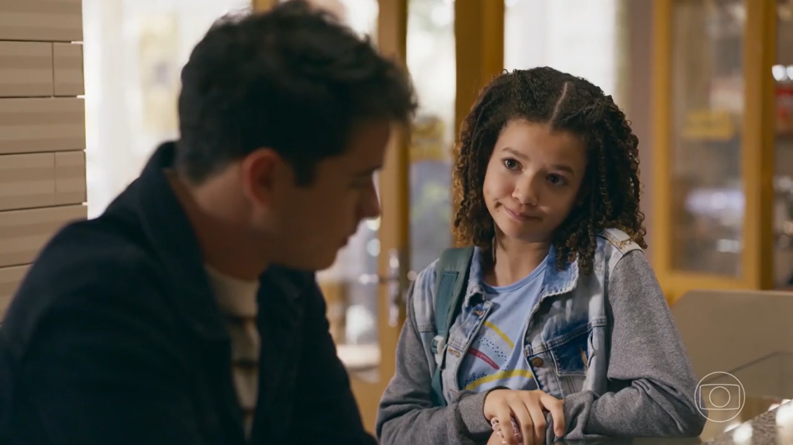 Mau Mau (João Victor Gonçalves) e Dafne (Arlyane Carvalho) em ‘Quem Ama Cuida’ - Foto: Reprodução / TV Globo