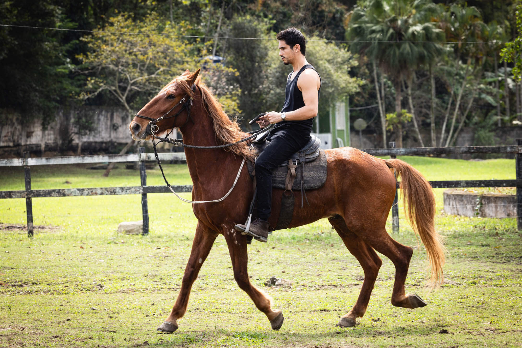 Danilo Mesquita na preparação para a novela Lá na Minha Terra - Foto: Globo/Beatriz Damy