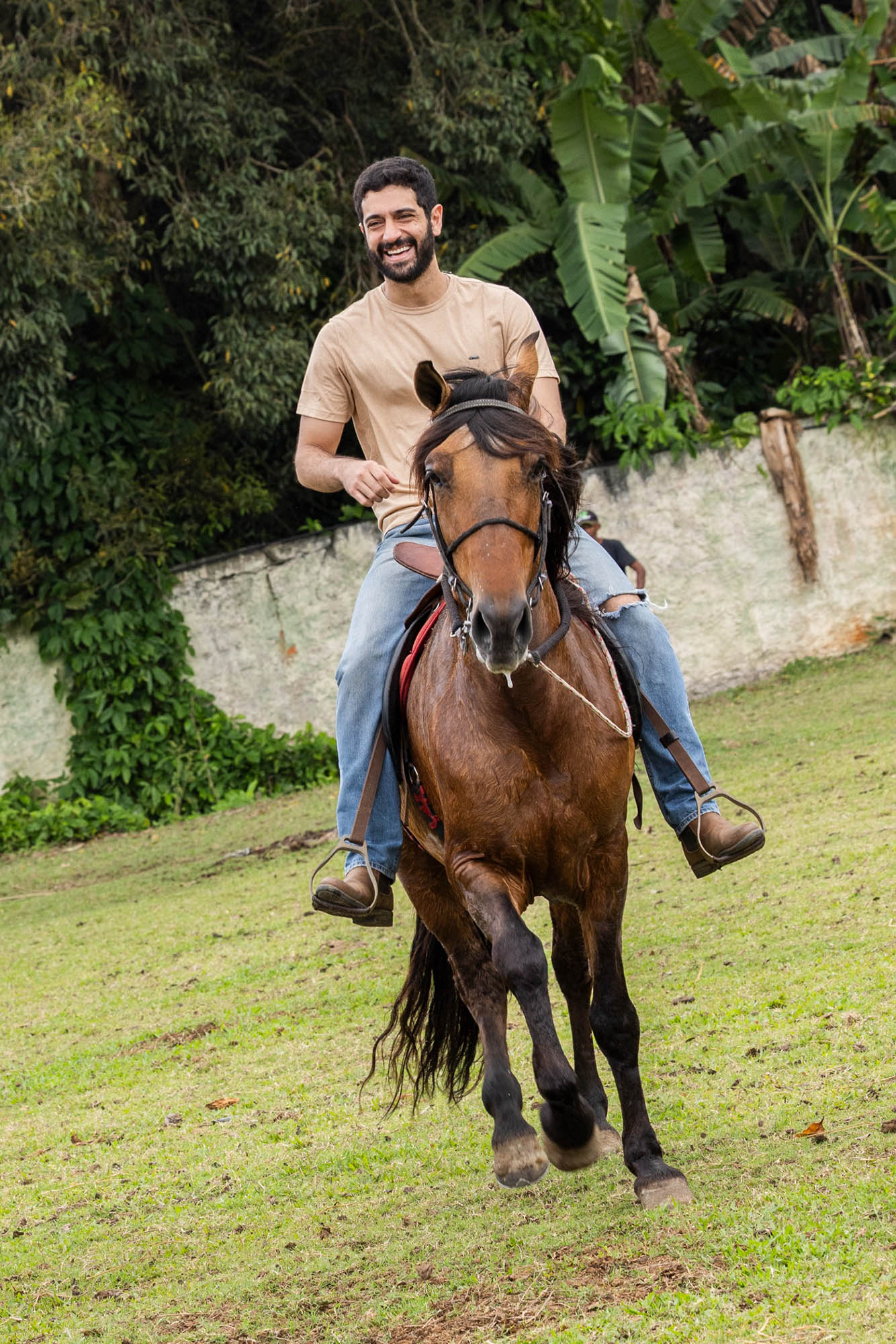 Miguel Rômulo na preparação para a novela Lá na Minha Terra - Foto: Globo/Beatriz Damy