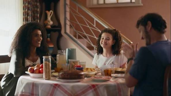 Elenice (Mariana Sena), Dafne (Arlyane Carvalho) e Tom (Allan Souza Lima) em ‘Quem Ama Cuida’ - Foto: Reprodução / TV Globo