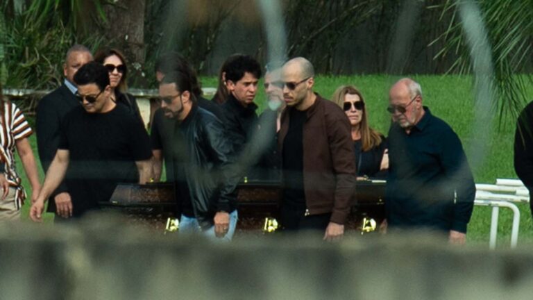 Despedida de Rick: Renner e a viúva são vistos pela primeira vez desde a morte do cantor - CARAS Brasil