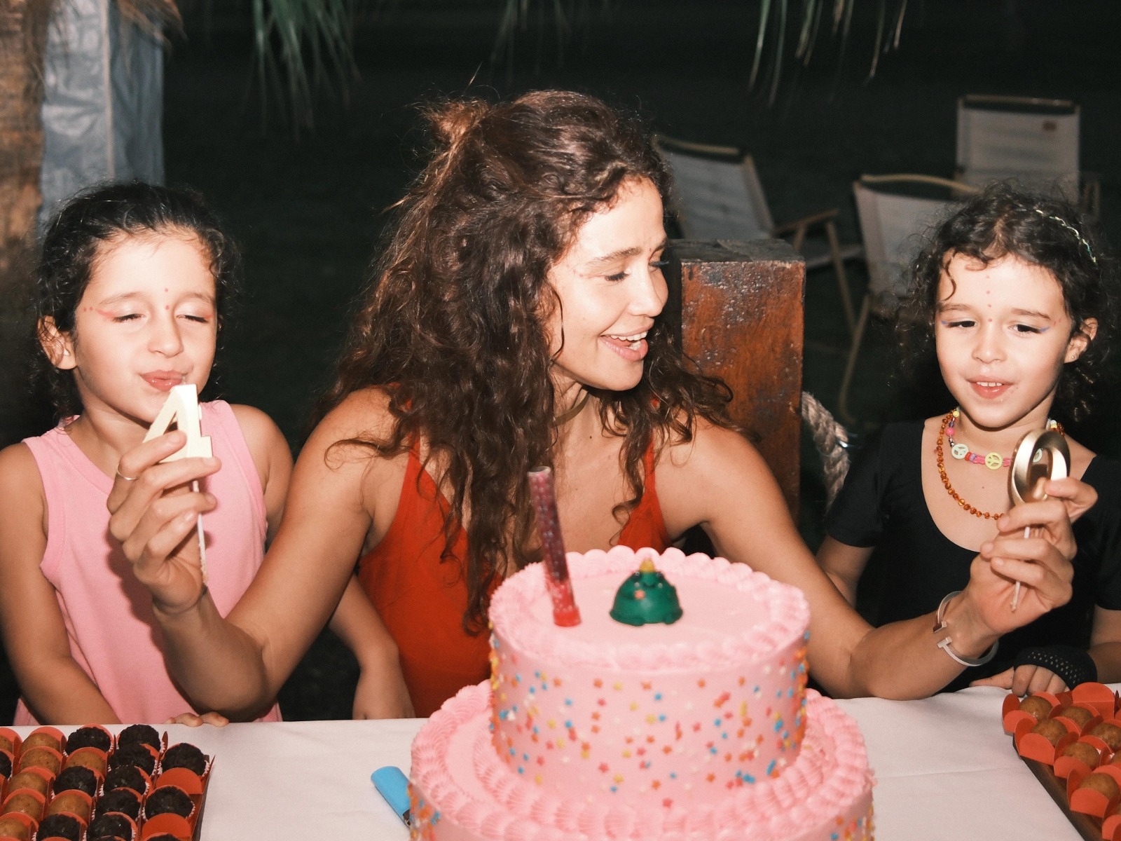 Nanda Costa com as filhas gêmeas, Kim e Tiê - Foto: Reprodução / Instagram @nandacosta 