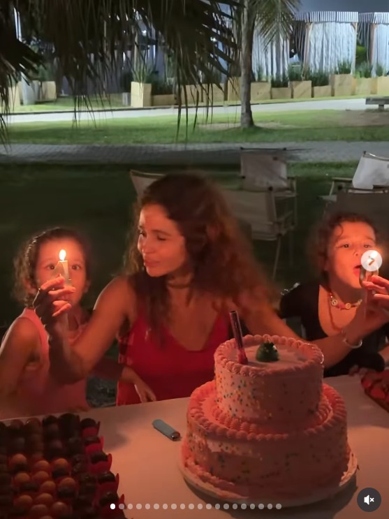 Nanda Costa com as filhas gêmeas, Kim e Tiê - Foto: Reprodução / Instagram @nandacosta 