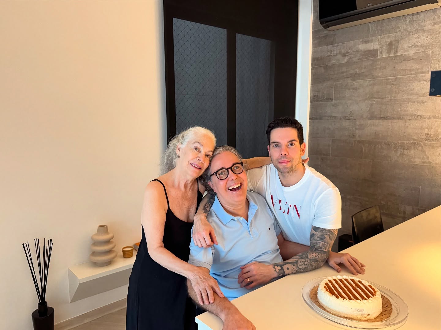Flávio Silvino com a mãe e o irmão em 2025 - Foto: Reprodução / Instagram @flavio_silvino