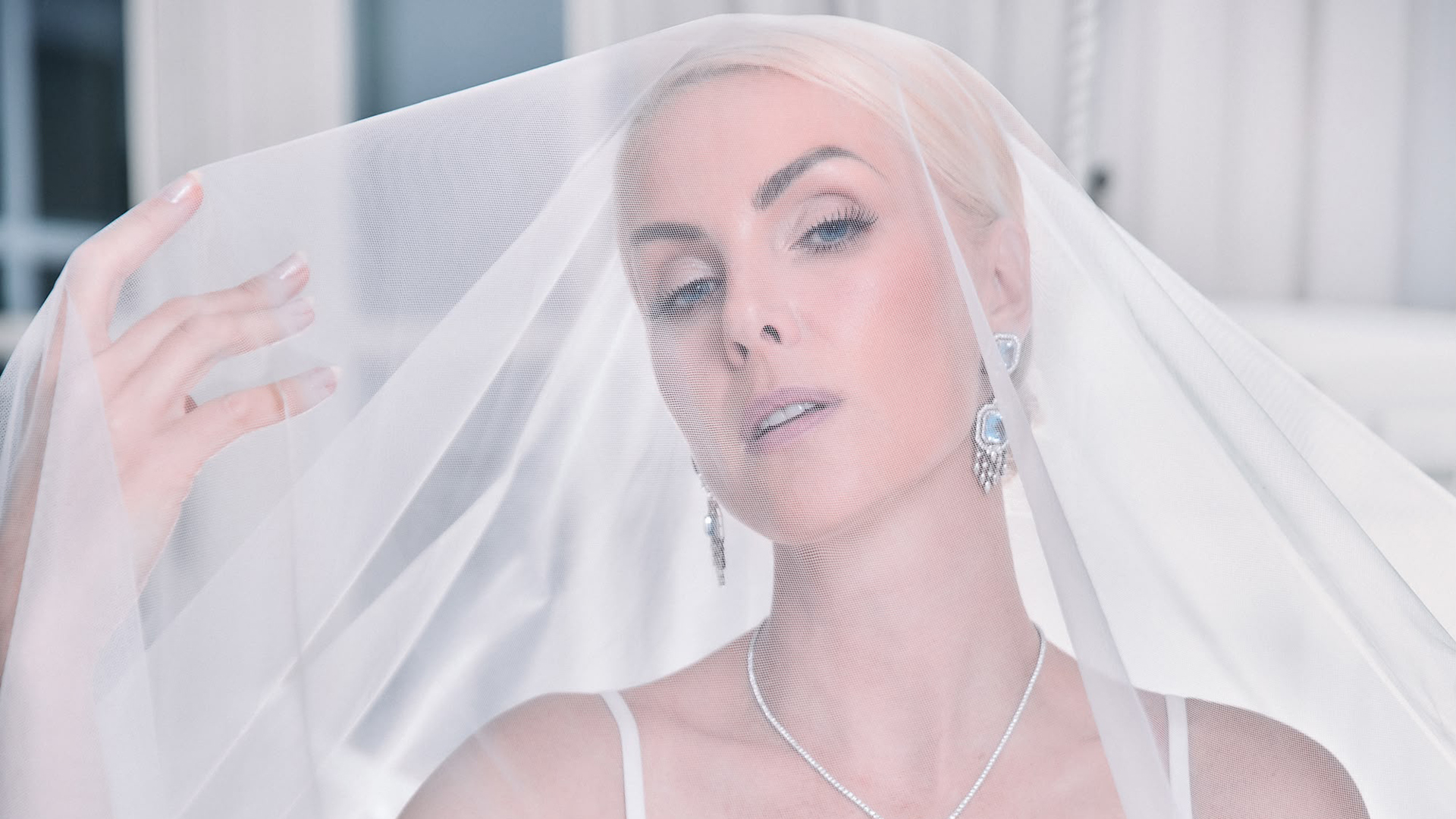 A frase bordada no v&eacute;u de Ana Hickmann que quase ningu&eacute;m percebeu. Veja a foto