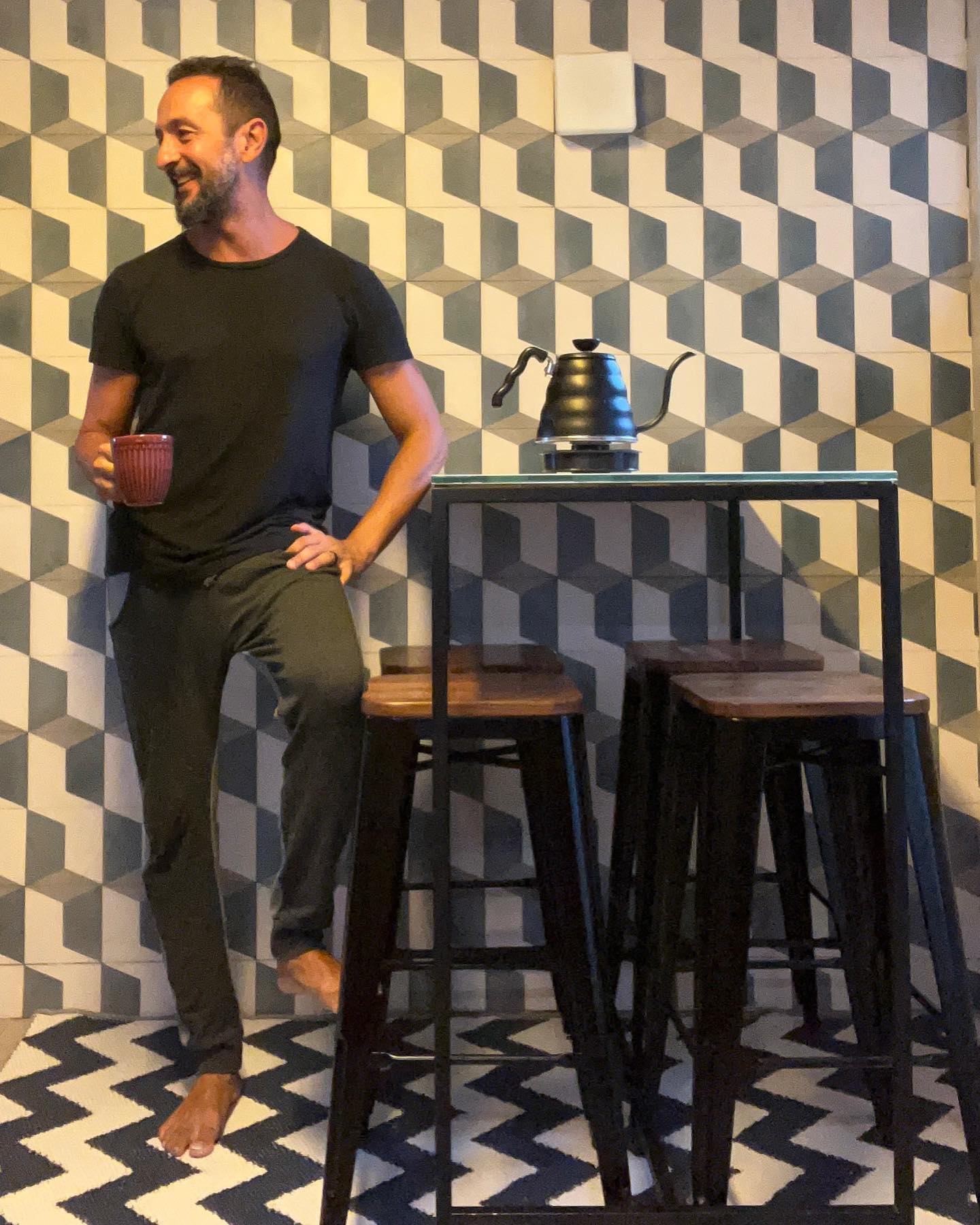 Irandhir Santos em seu apartamento no Recife - Foto: Reprodução / Instagram @robertoefremfilho 