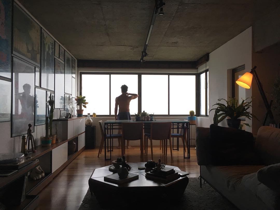 Irandhir Santos em seu apartamento no Recife - Foto: Reprodução / Instagram @robertoefremfilho 