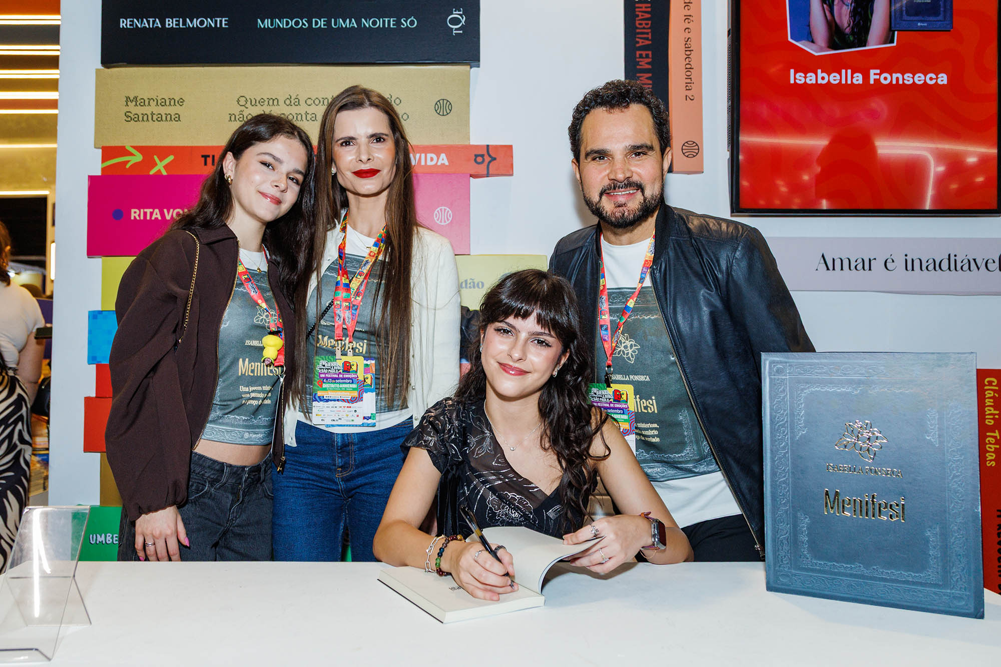 Isabella Fonseca com os pais e a irmã gêmea - Foto: Victor Gelain