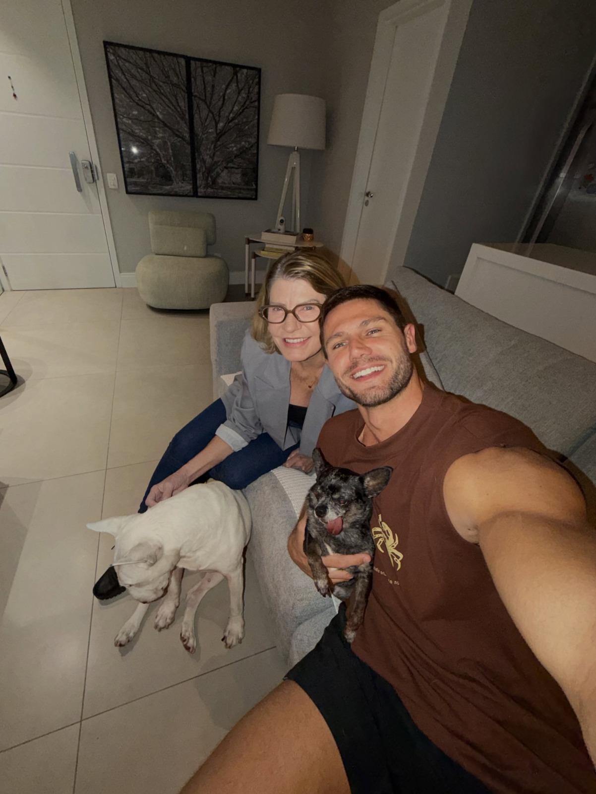 Jonas Sulzbach com a mãe em seu apartamento - Foto: Reprodução / Instagram @jonassulzbach