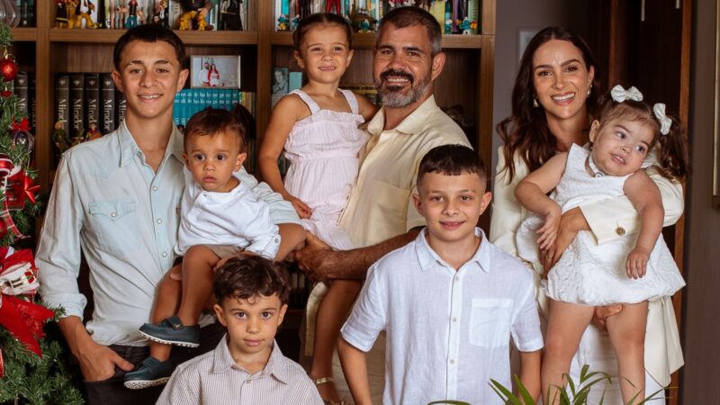 Família numerosa de Juliano Cazarré tem a religião como um dos pilares