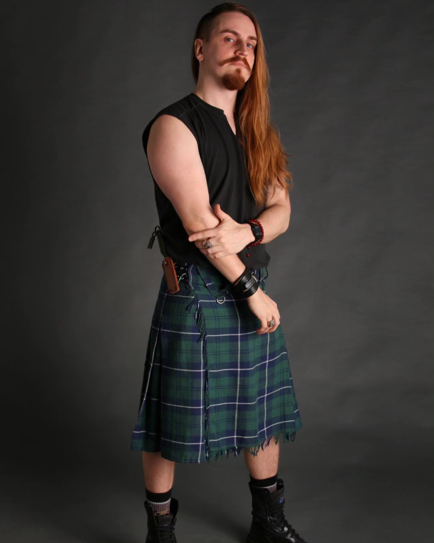 Lucas Hornos é vocalista de uma banda de metal - Foto: Reprodução / Instagram @lucas.hornos / @enricoverta.fotoevideo