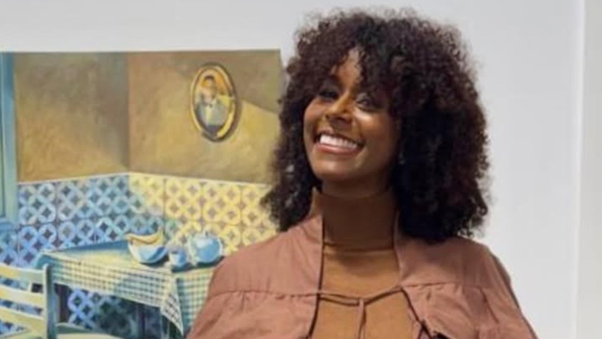 Grávida, Maju Coutinho reaparece em exposição do marido