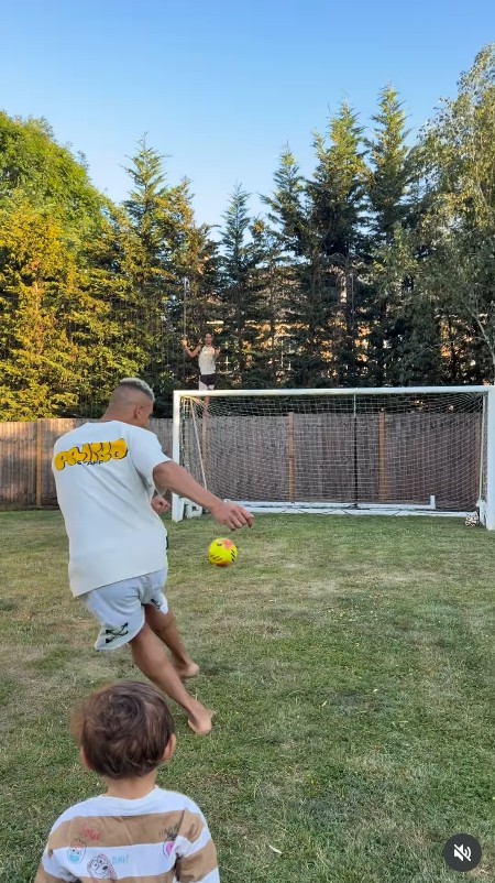 Richarlison mora em mansão em Londres com a família - Foto: Reprodução / Instagram @richarlison