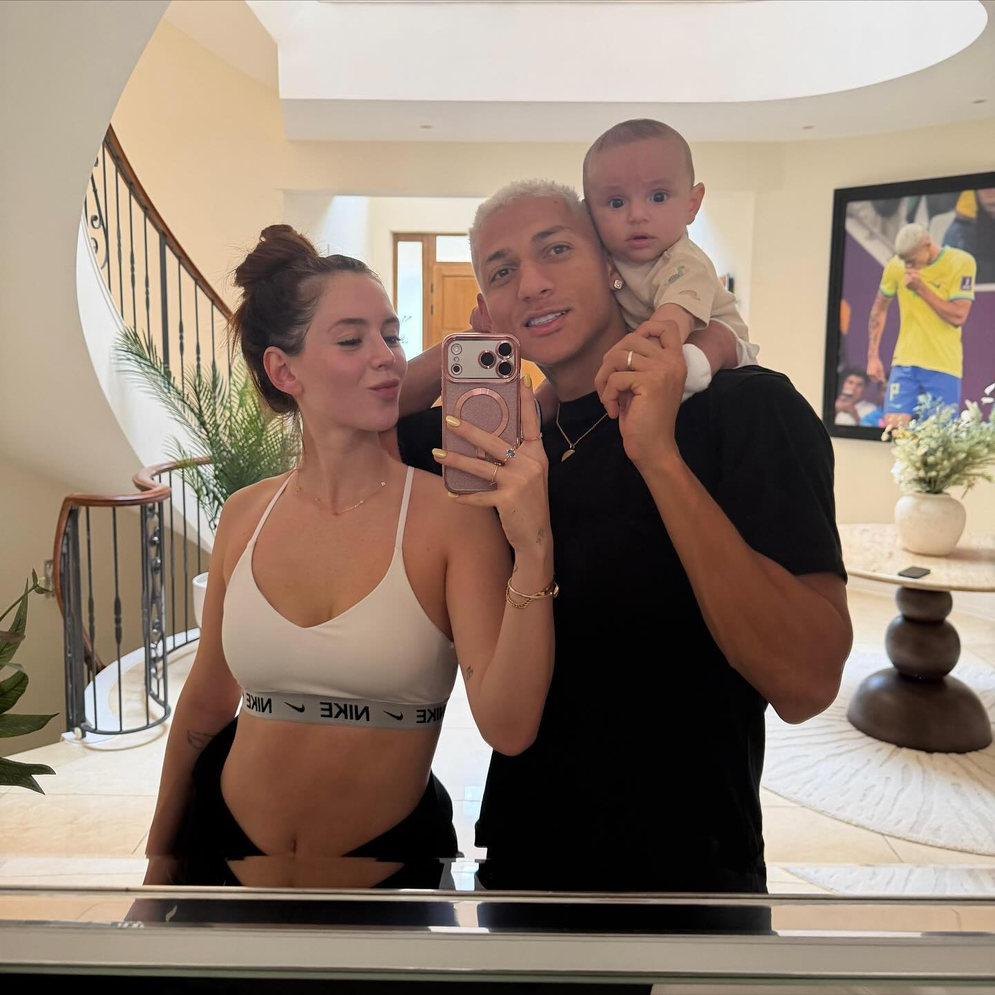 Richarlison mora em mansão em Londres com a família - Foto: Reprodução / Instagram @richarlison