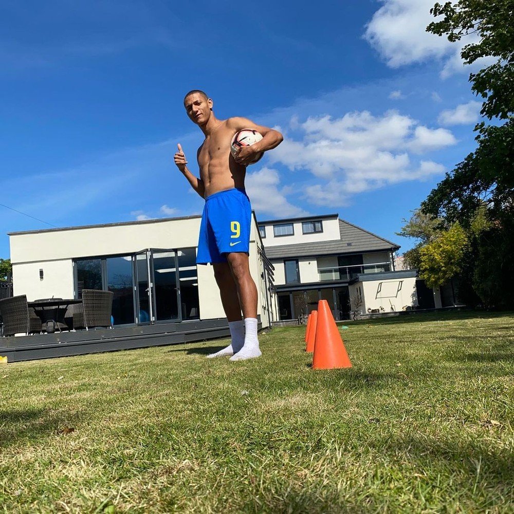 Richarlison mora em mansão em Londres com a família - Foto: Reprodução / Instagram @richarlison