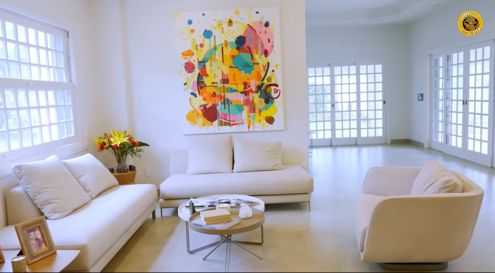 Sala da mansão de Pedro Scooby no Rio - Foto: Reprodução / YouTube / Podpah TV