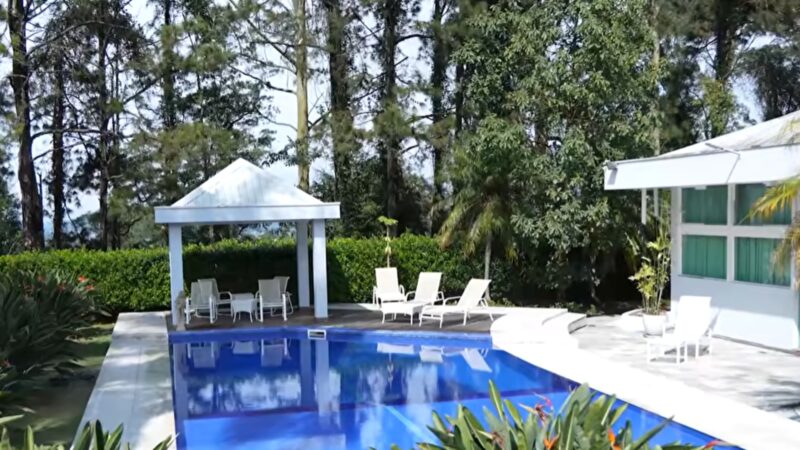 A piscina da antiga mansão de Gugu Liberato / Crédito: Caras Brasil