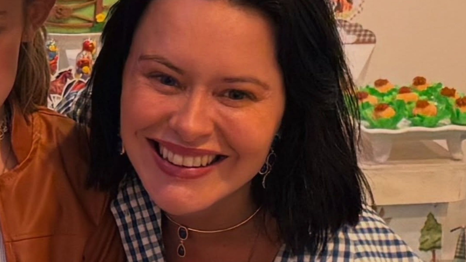 Mari Bridi sorrindo ao lado de familiares durante celebração infantil de aniversário Mari Bridi sorrindo ao lado de familiares durante celebração infantil de aniversário