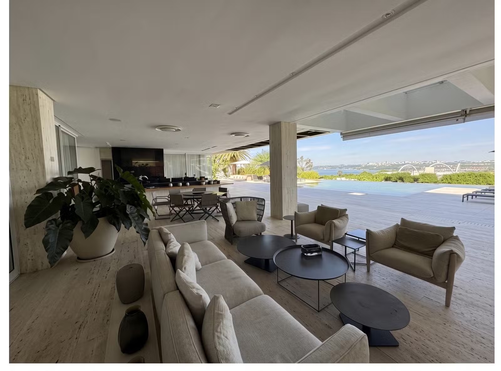 Varanda da casa de Vorcaro em Brasília — Foto: Reprodução/ O Globo