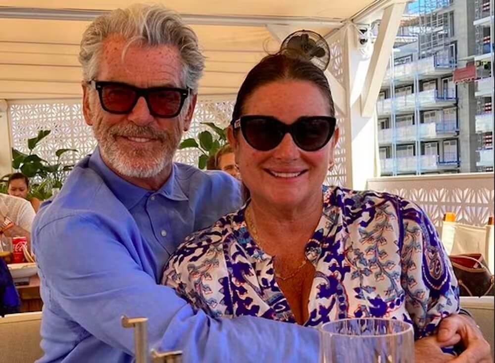Pierce Brosnan e a esposa