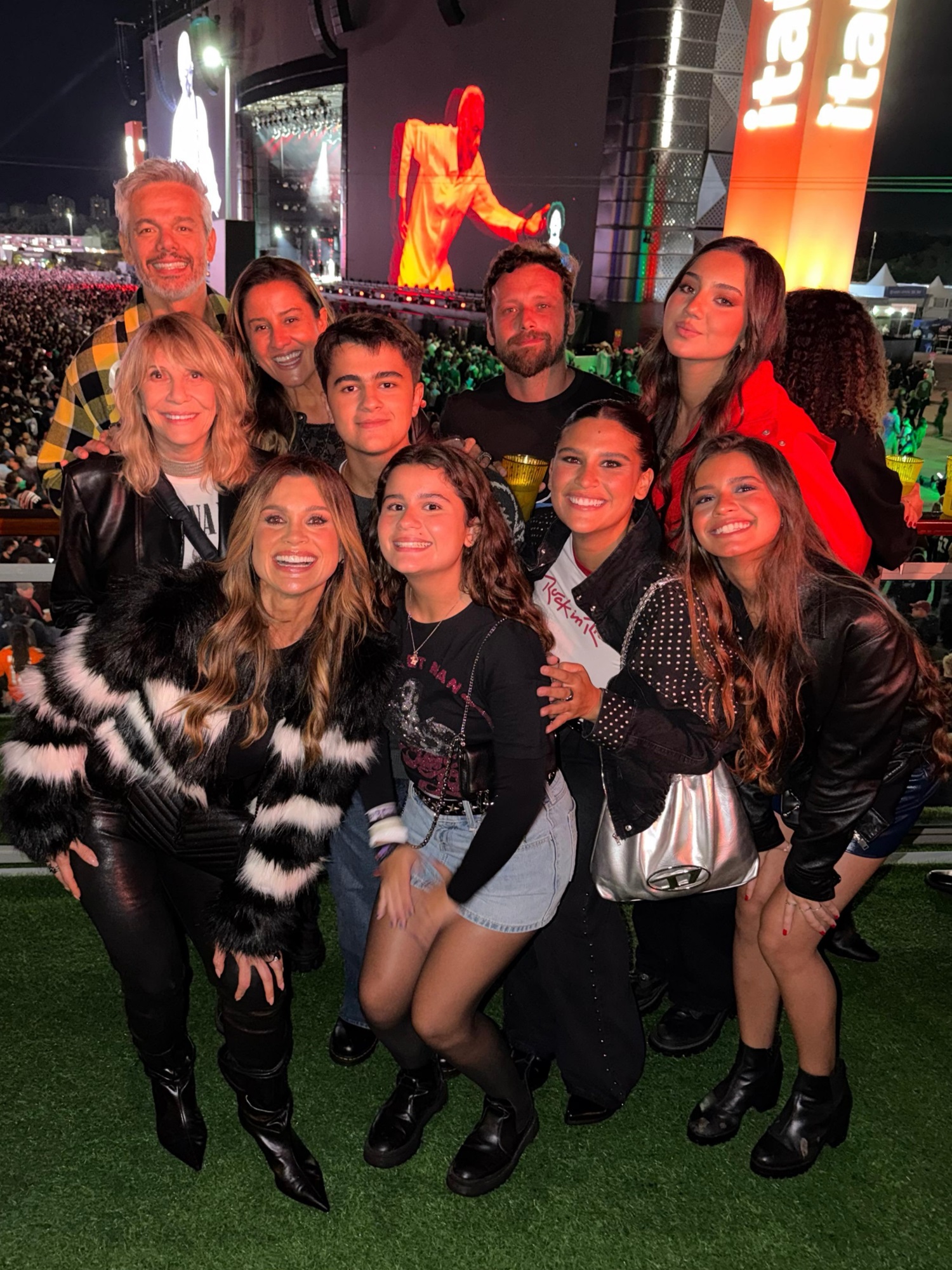 Renata Sorrah com parte de sua família em show — Foto: Reprodução/Instagram