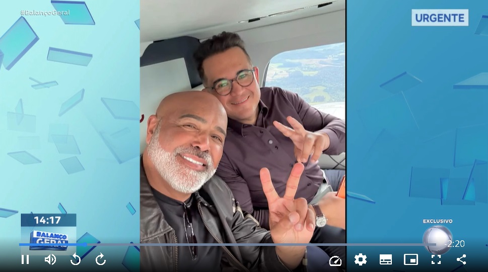 Cantor Rick e empresário Bruno Avelar a bordo do helicóptero - Foto: Record TV
