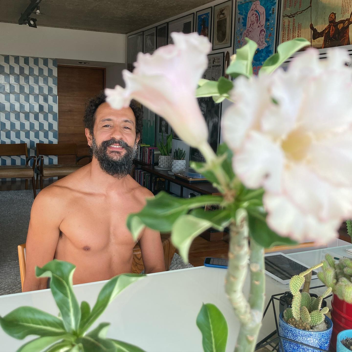 Irandhir Santos em seu apartamento no Recife - Foto: Reprodução / Instagram @robertoefremfilho 