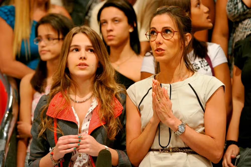Tania Khalill como Letícia em Fina Estampa ao lado de Bianca Slagueiro — Foto: TV GLOBO / Alex Carvalho