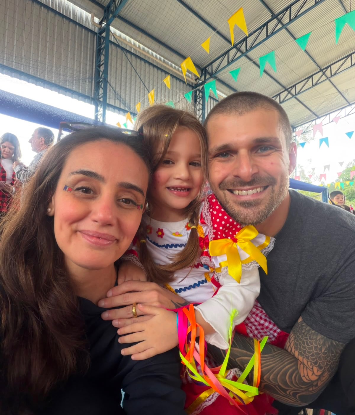 Thiago De Los Reyes com a esposa e a filha - Foto: Reprodução / Instagram @thiagodelosreyes.psicanalise