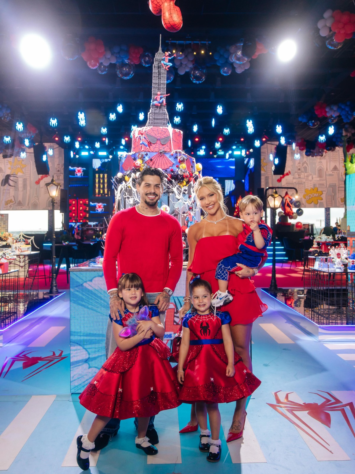 Virginia e Zé Felipe com os três filhos - Foto: Reprodução / Instagram @virginia