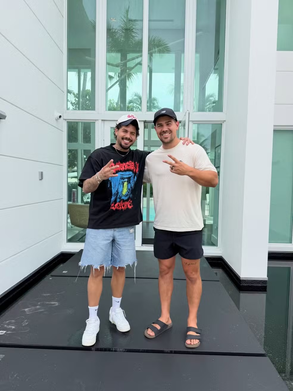 Zé Felipe com corretor de imóveis na Flórida — Foto: rep/instagram