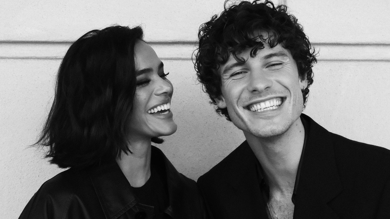 Foto em preto e branco de Bruna Marquezine e Shawn Mendes sorrindo amplamente e muito próximos