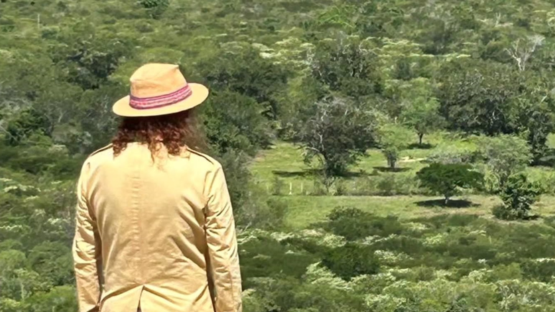Região: Aos 80 anos, cantor surpreende com casa de banheiro a céu aberto e vista para a natureza usada como refúgio pela família