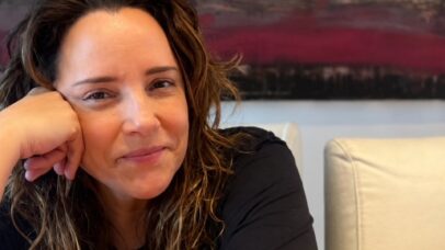 Aos 52 anos, Ana Carolina vive em mansão rodeada por floresta no Rio de Janeiro