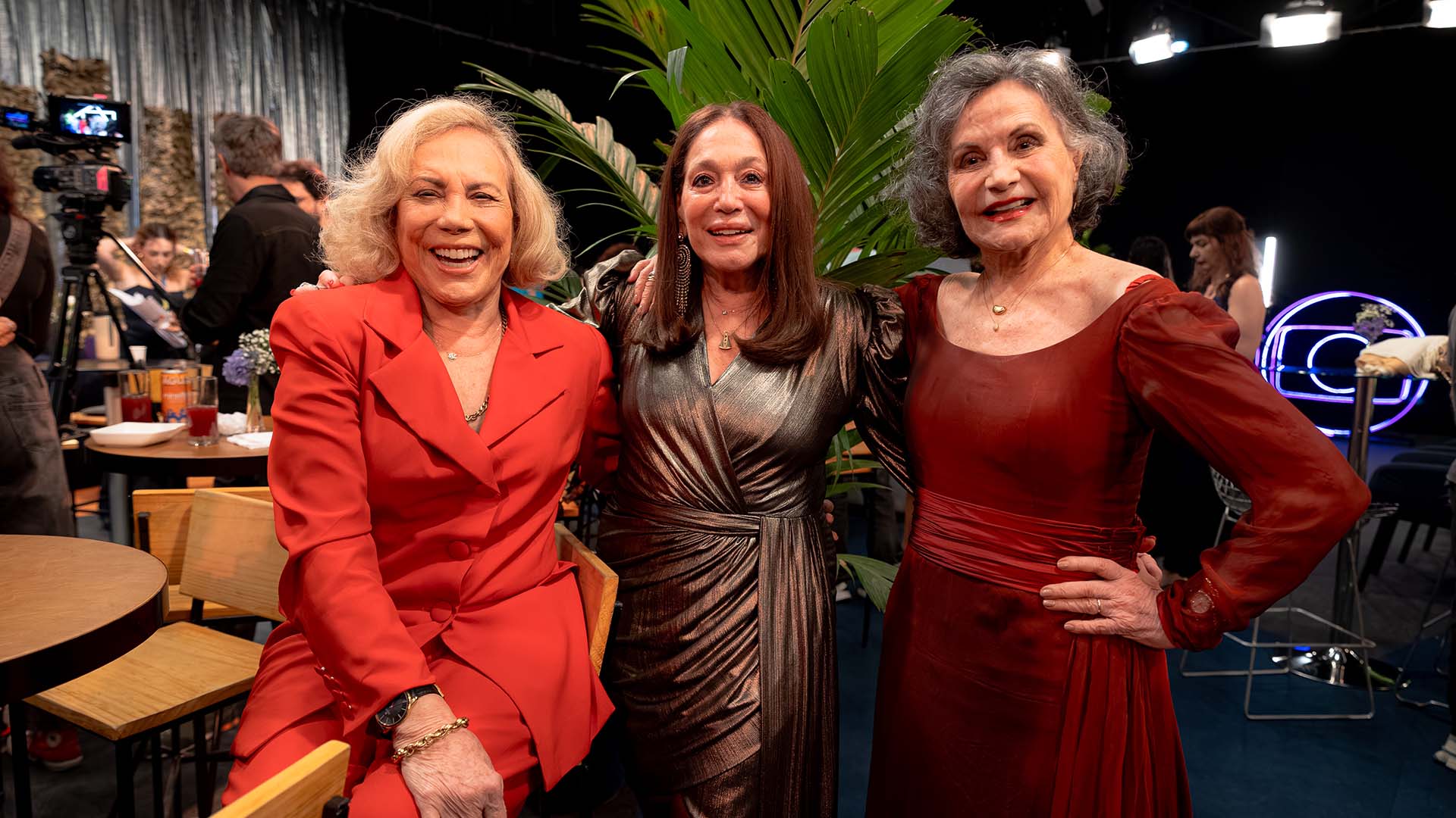 Panorama: Susana Vieira, Arlete Salles e Rosamaria Murtinho celebram gravação da campanha de fim de ano da Globo