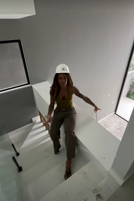 Patrícia mostra escada de mansão - Foto: Reprodução/Instagram