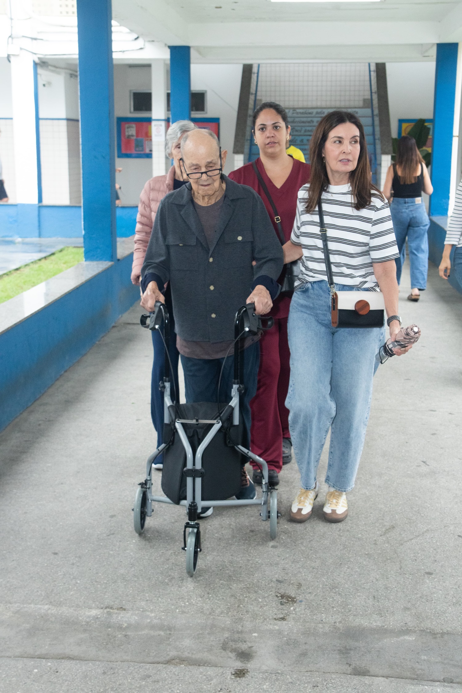 Fatima Bernardes vota com os pais - Foto: André Moreira/Brazil News