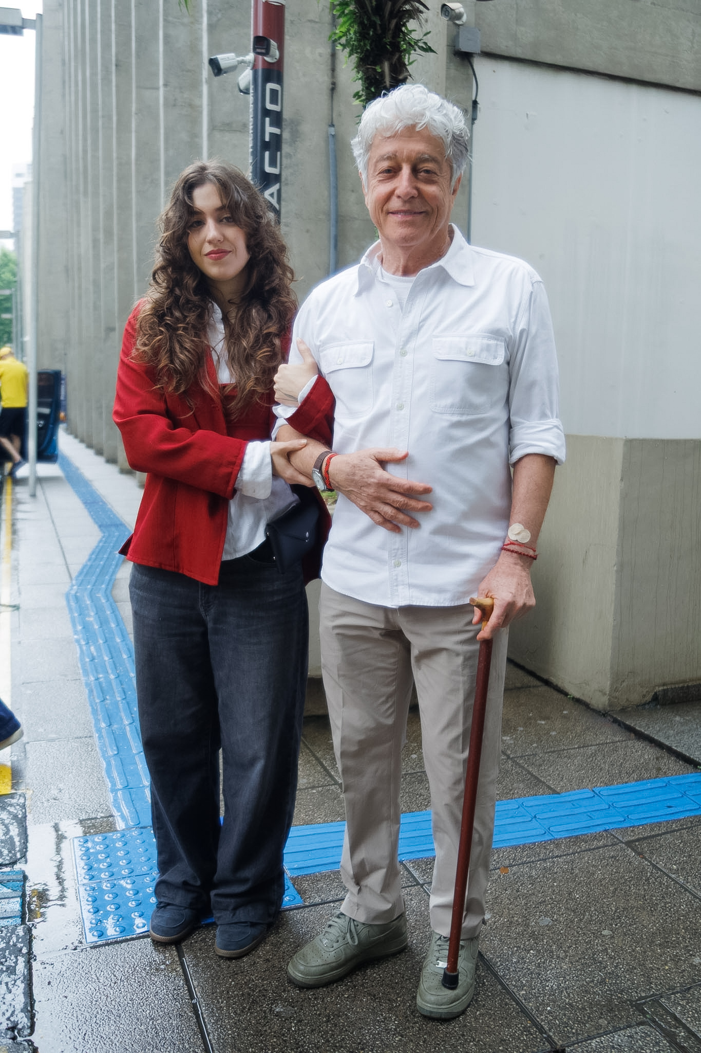 Caco Barcellos com sua filha chegam para votar em São Paulo - Foto: Brazilnews