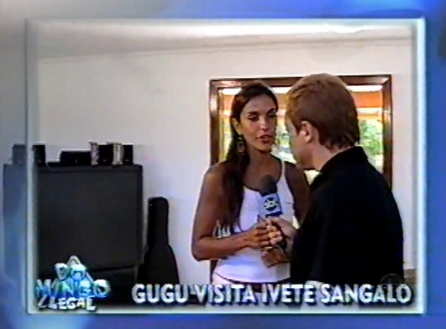 Mansão da cantora tinha sala ampla com DVD, um luxo para a época - Foto: Reprodução/SBT